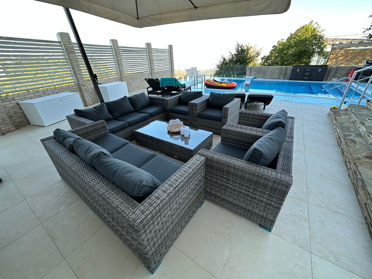  Лаунж-зона с трёхместным диваном KARL (серая) у бассейна крым